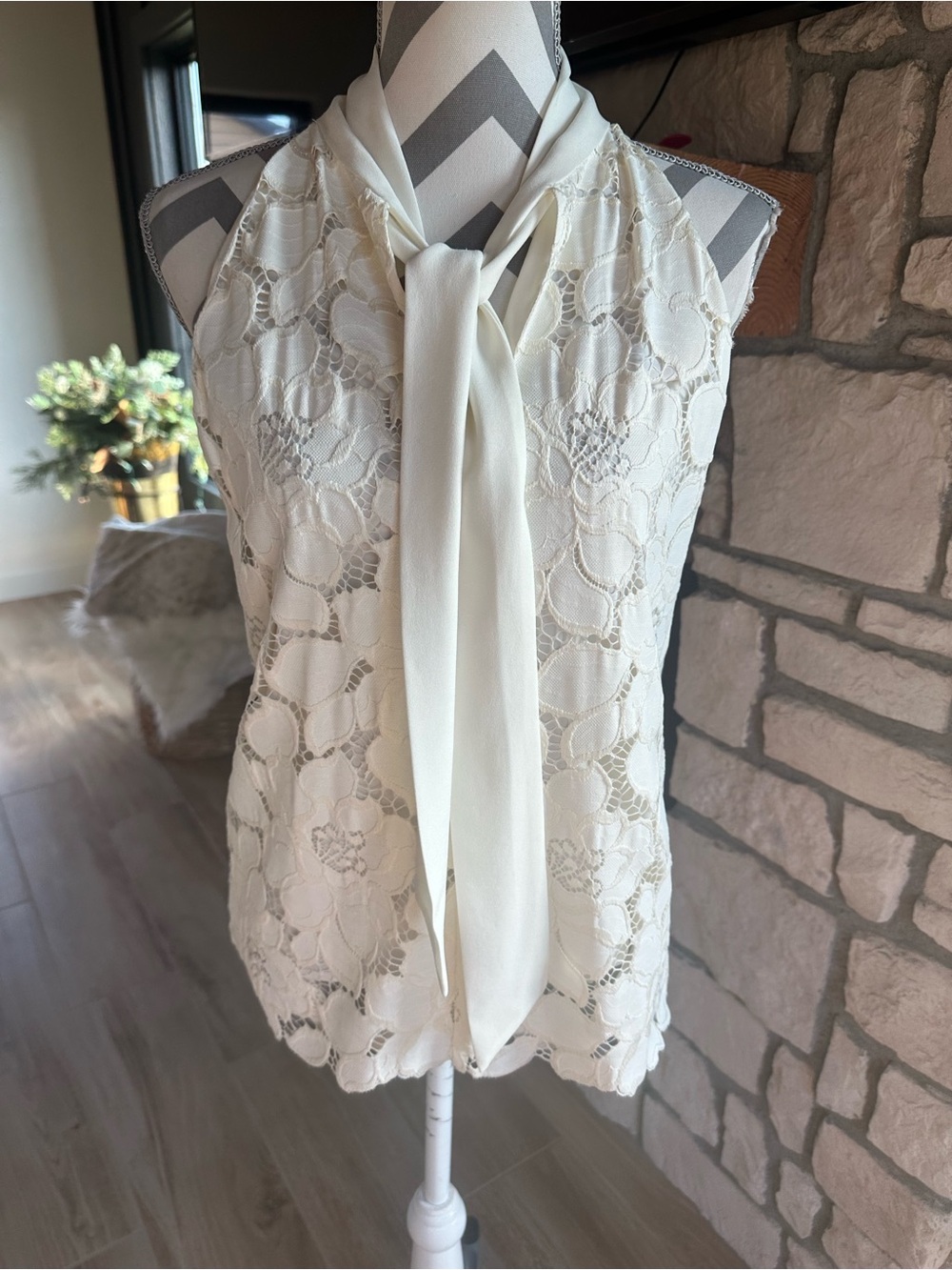 Drew Brent Ivovy Lace  sleeveless ivory floral lace blouse Size Small - Picture 2 of 7